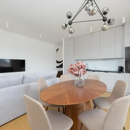 Elegant With Parking & Balcony In The Centre By Renters Prestige