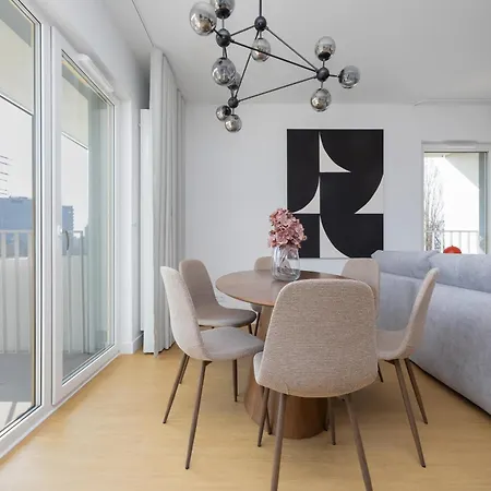 Elegant With Parking & Balcony In The Centre By Renters Prestige *