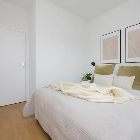 Appartamento Elegant With Parking & Balcony In The Centre By Renters Prestige Varsavia