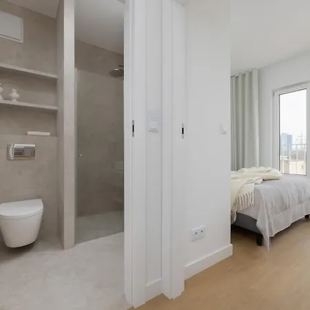 Elegant With Parking & Balcony In The Centre By Renters Prestige *