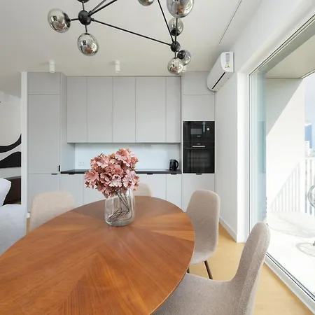 Elegant With Parking & Balcony In The Centre By Renters Prestige アパート *