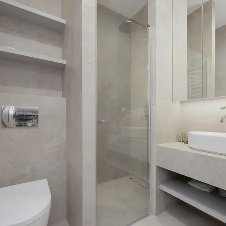 Elegant With Parking & Balcony In The Centre By Renters Prestige Lägenhet